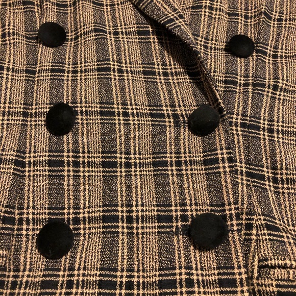 Beige blazer with black plaid stripe pattern and velvet collar - Picture 2 of 6